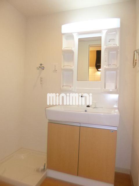 洗面設備　室内に洗濯機が置ける洗面です。