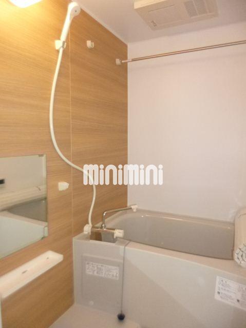 バス・シャワールーム　鏡付きの綺麗なお風呂です。