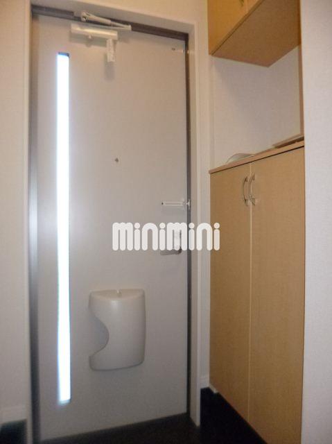 玄関　下駄箱付きのすっきりとした玄関です。