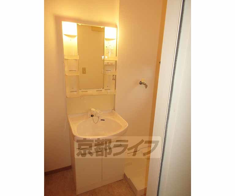 洗面設備　鏡が大きいので身だしなみチェックもしやすいです！