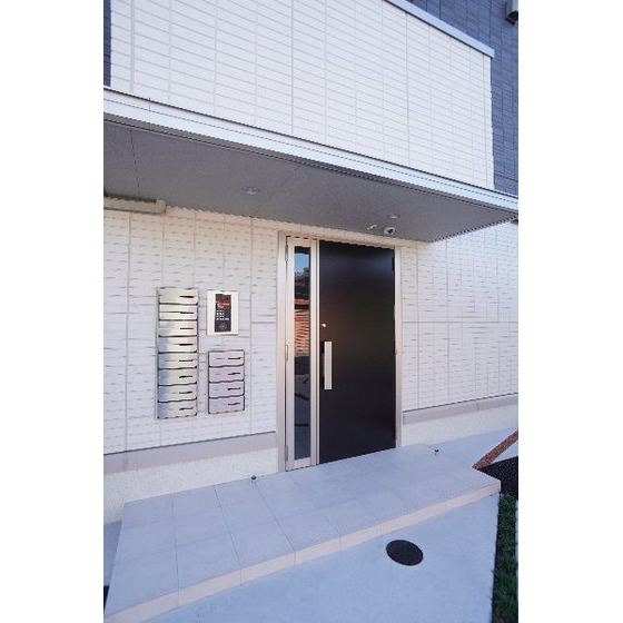 その他　共用エントランスにはオートロックあり