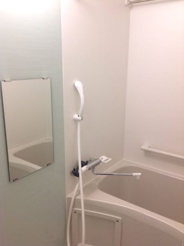 バス・シャワールーム　鏡付きです♪