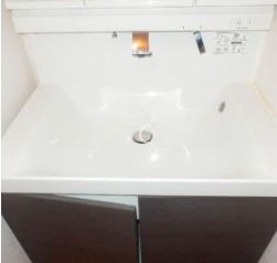 洗面設備　ゆったりとスペースのある洗面所