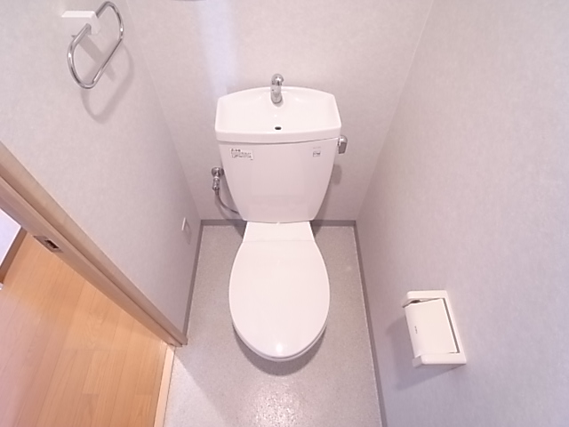 トイレ　落ち着いた色調のトイレです