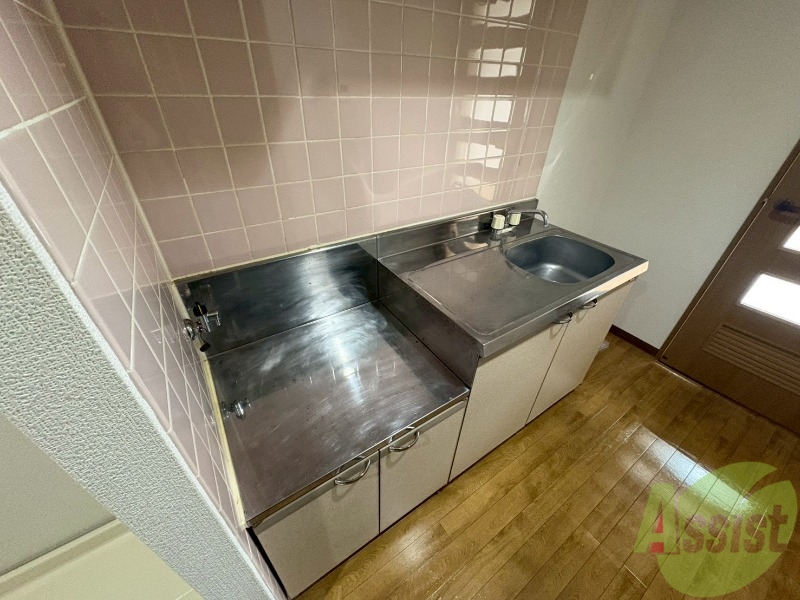 キッチン　キッチンの調理台が広いので料理が捗りますね。