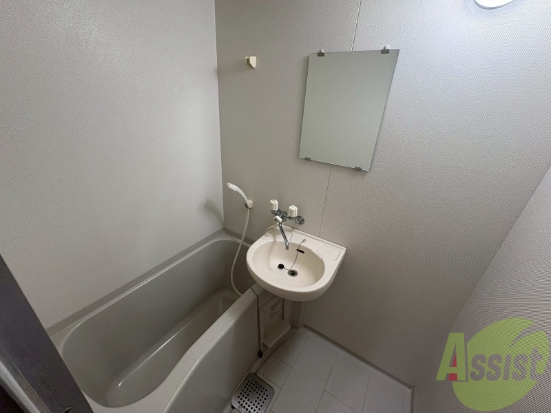 バス・シャワールーム　浴槽が広いので日々の疲れも癒されますね。