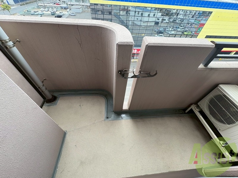 バルコニー　バルコニーに物干しがあるので洗濯物が干せます。