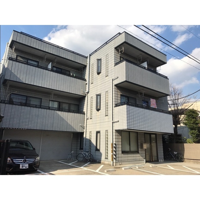 建物外観　鉄骨造３階建