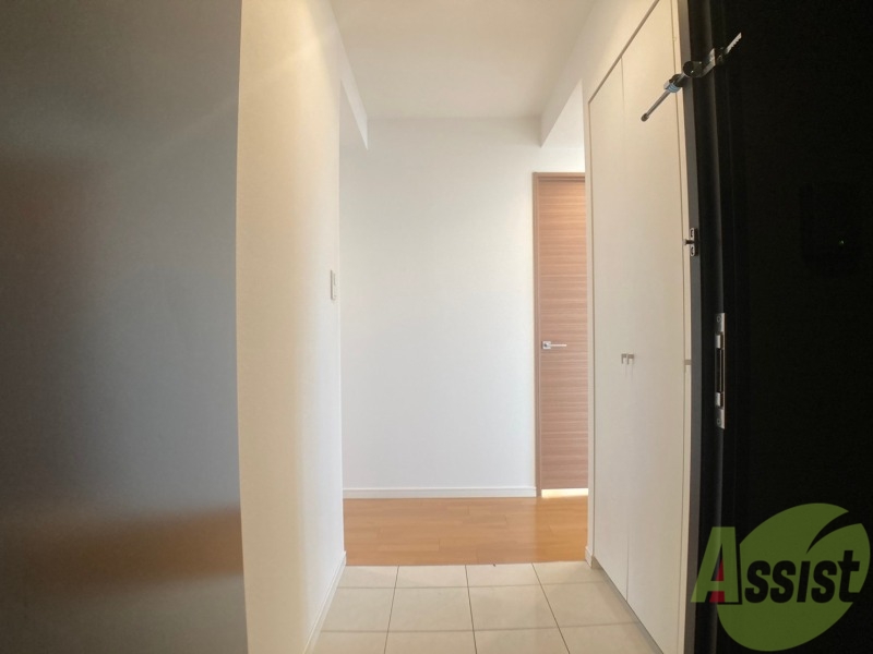 玄関　玄関の様子です。広い洋室にすぐ繋がっています。