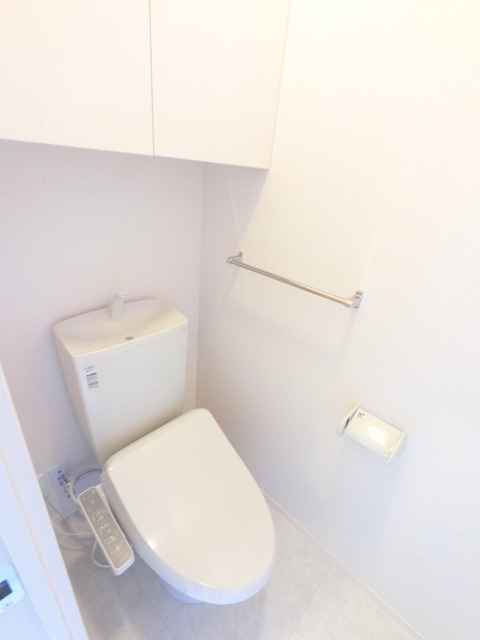 トイレ　冬でも温かく快適です。もちろん洗浄機能もついています。