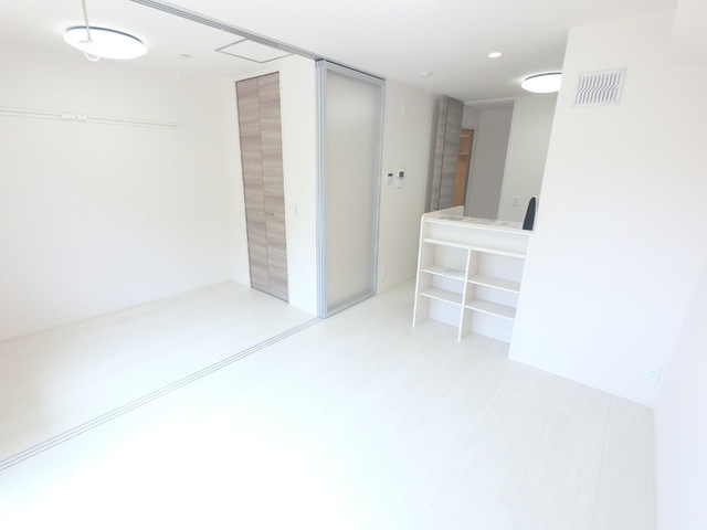 居室・リビング　ライトスルースクリーンで光を透しながらほどよく遮ります。