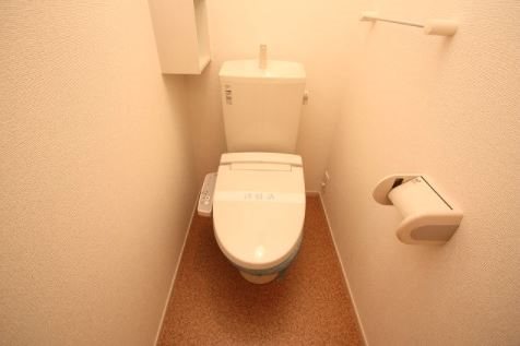 トイレ　嬉しいウォシュレット付きですよ。