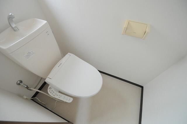 トイレ　※写真は同じマンションの違う部屋のものになります。