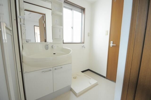 洗面設備　※写真は同じマンションの違う部屋のものになります。
