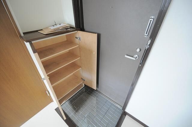 玄関　※写真は同じマンションの違う部屋のものになります。