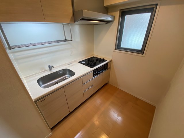 キッチン　キッチンに窓があり換気しやすくオススメ！