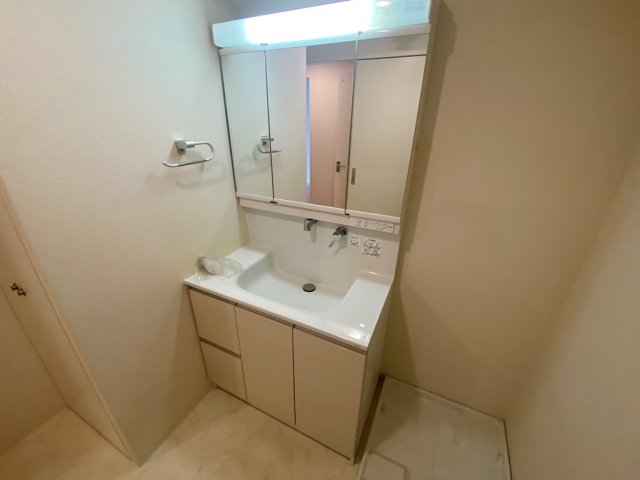 洗面設備　収納豊富な独立洗面化粧台付き！