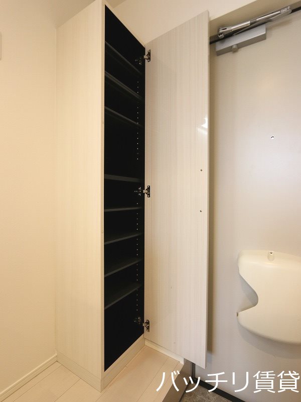 玄関　別号室タイプの為、現状を優先致します。