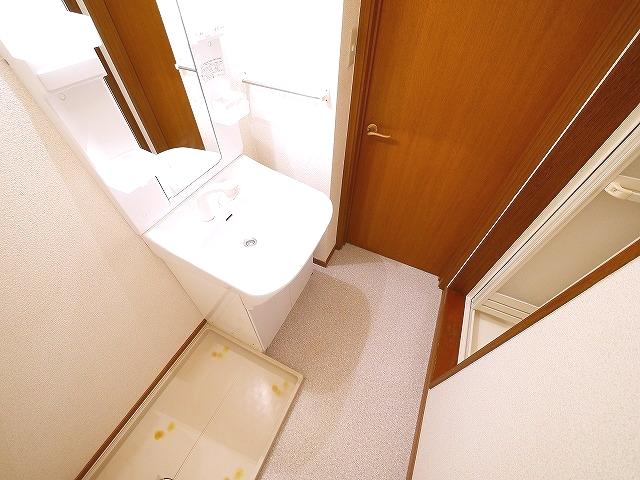 洗面設備　ゆったりとスペースのある洗面所