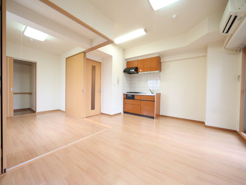 居室・リビング　ＬＤＫ12帖  エアコン付　洋室5.8帖とつなげても使えます