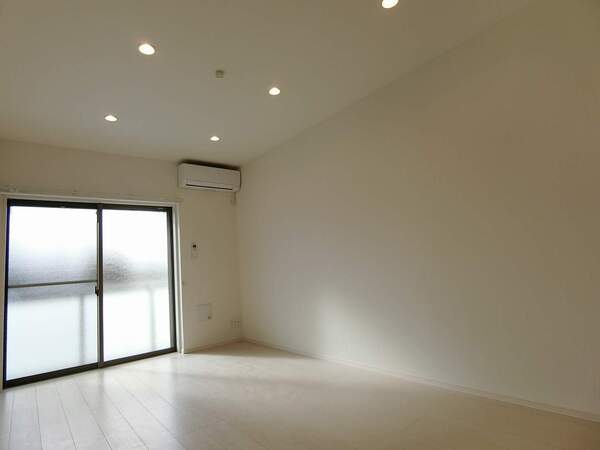 居室・リビング　清潔感のあるフローリングのお部屋です