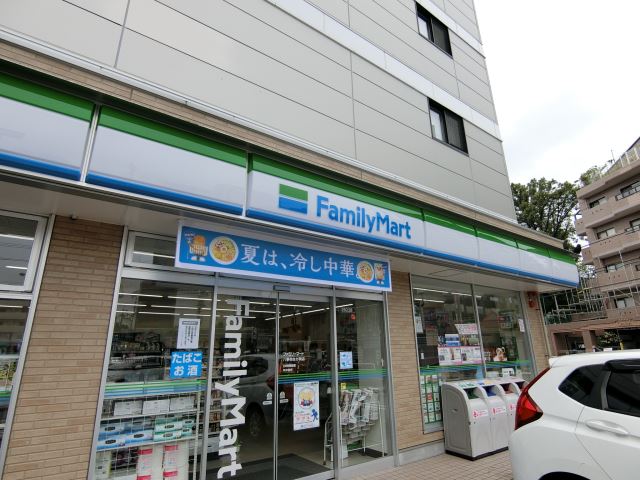 コンビニ　ファミリーマート（コンビニ）まで140m