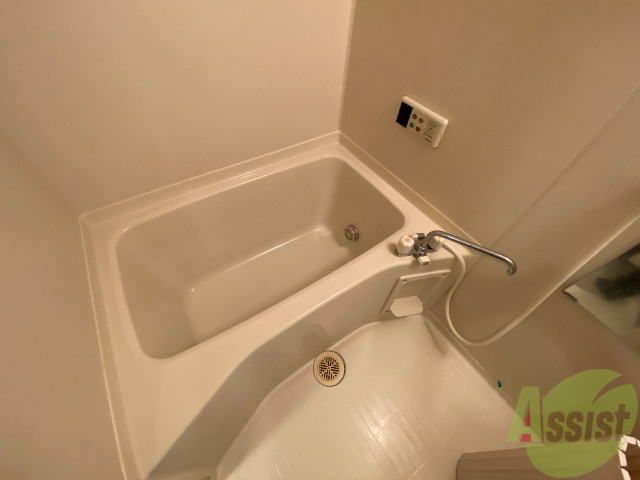 バス・シャワールーム　バスルームは狭すぎず、シャワーも浴びやすそうです。