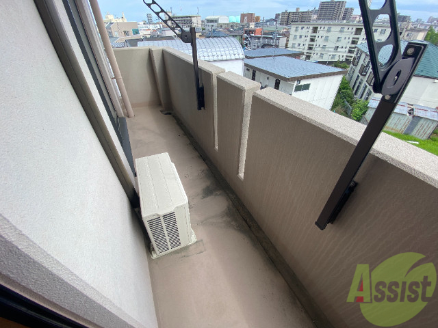 バルコニー　バルコニー。洗濯物がはかどりそうな広さがありますよ。