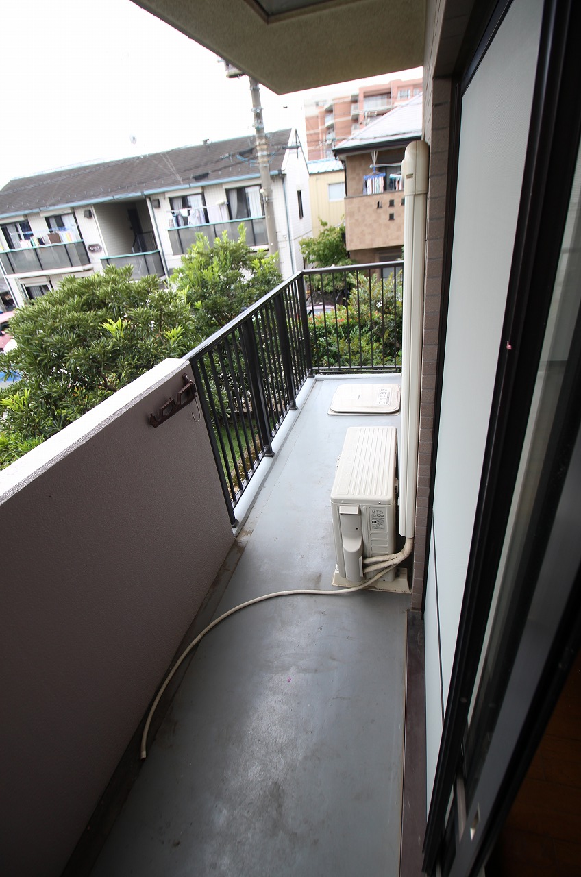 バルコニー　同物件、別の部屋の写真です