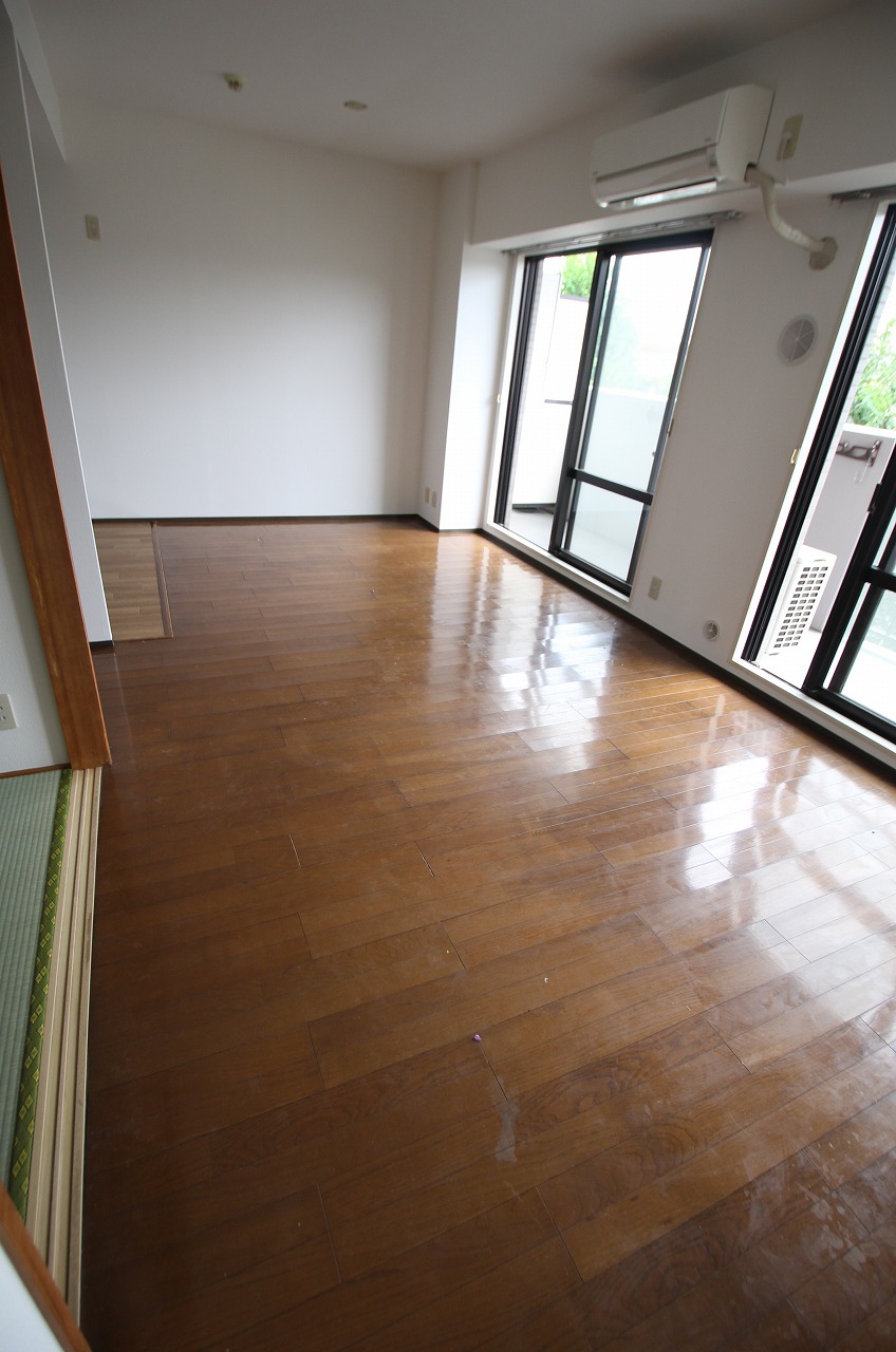 居室・リビング　同物件、別の部屋の写真です