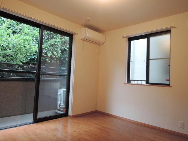 居室・リビング　★角部屋２面窓あり★