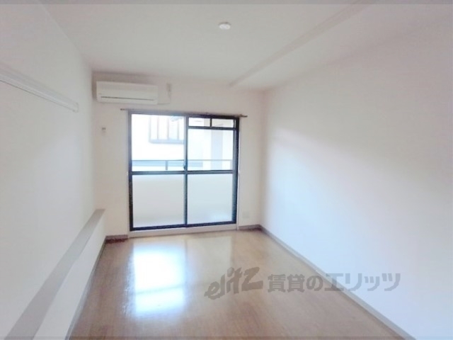 居室・リビング　きれいなフローリングです