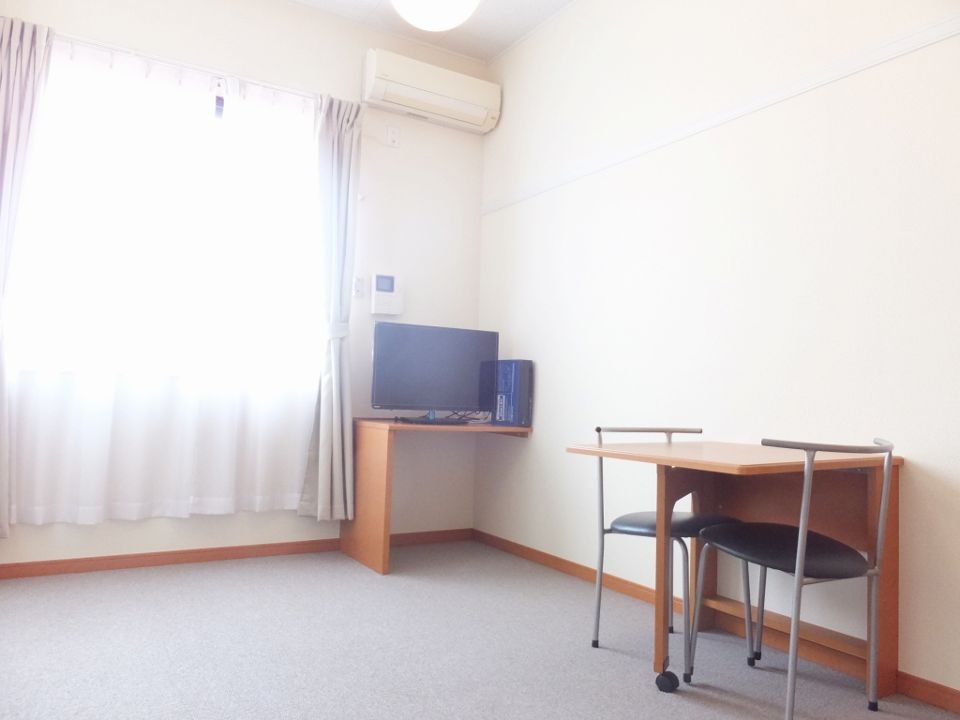 居室・リビング　備え付きのテーブルは折り畳むことが出来ます！