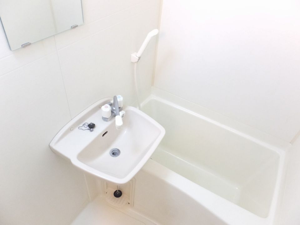 バス・シャワールーム　白を基調とした清潔感溢れる浴室です。