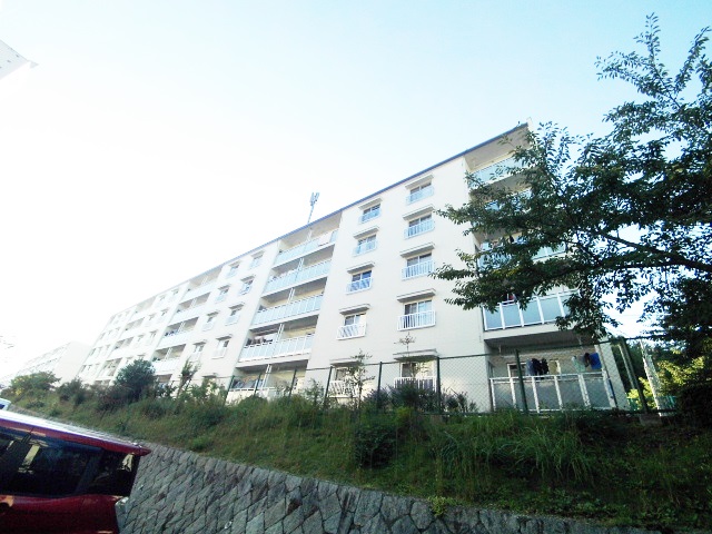 建物外観　緑に囲まれた閑静な住宅街