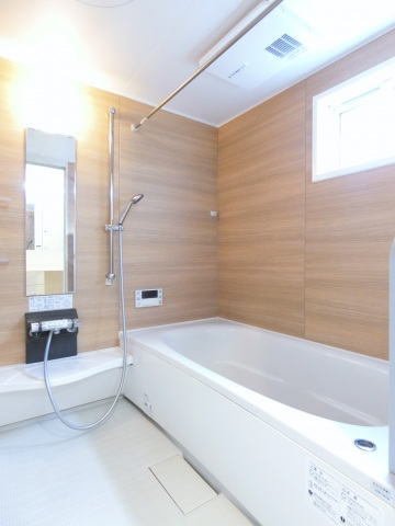 バス・シャワールーム　追い焚き浴室乾燥機付き　大きめの浴槽です