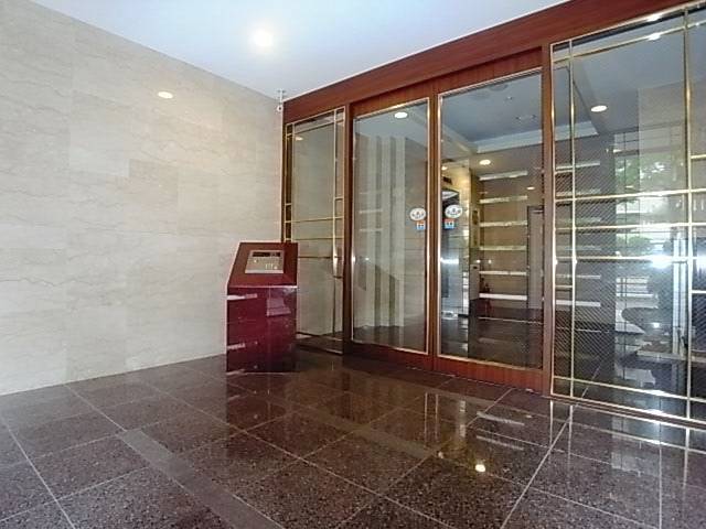 エントランス　オートロック付きで安心です