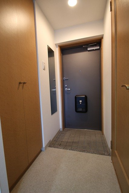 玄関　同物件別号室の写真です。