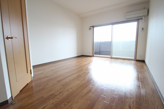 居室・リビング　同物件別号室の写真です。