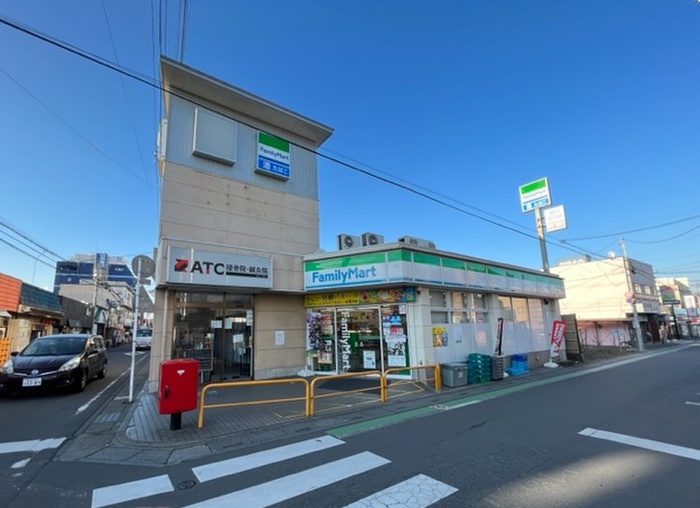 コンビニ　ファミリーマート入曽駅前店（コンビニ）まで775m