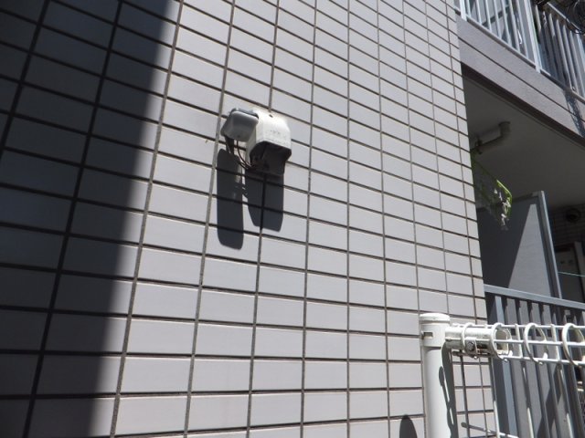 エントランス　共用エントランスにある防犯カメラです！夜遅くに帰宅する時も、