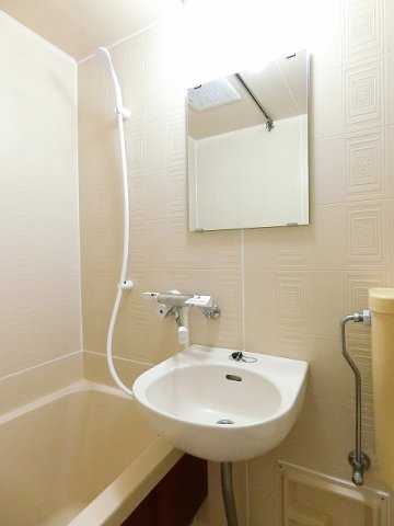 洗面設備　バスルームにある洗面台です！鏡の前で身支度ばっちりできちゃい