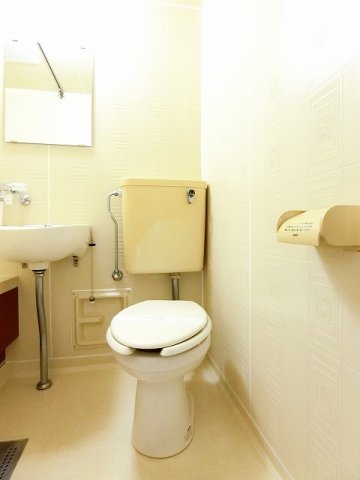 トイレ　バスルームにあるトイレです！水廻りのお掃除が一気にできちゃい