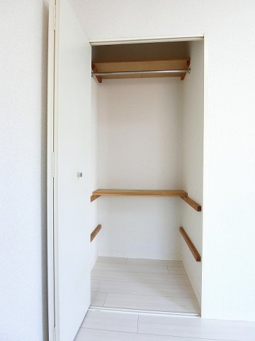 収納　バルコニーに繋がる洋室4.5帖にあるクローゼットです！お洋服