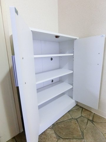 玄関　シューズボックス付きで玄関すっきり片付きます！上に写真やかわ