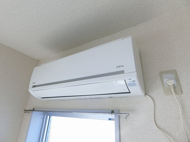 その他設備　洋室それぞれのお部屋に暑い夏や寒い冬に大活躍のエアコン付きで