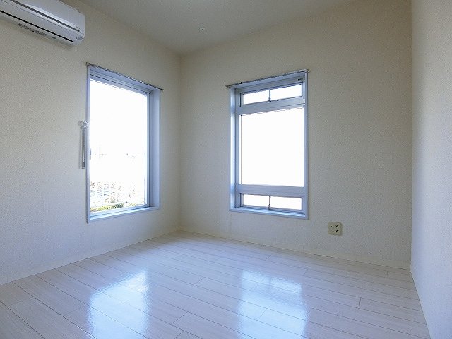 居室・リビング　南西向き洋室4.5帖☆バルコニーに繋がる角部屋二面採光です！