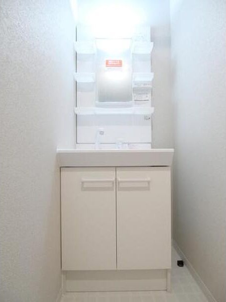 洗面設備　朝の身支度に便利な洗面台です♪