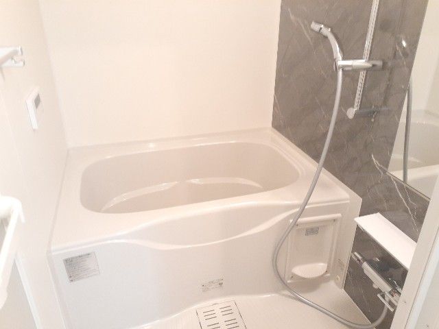 バス・シャワールーム　コンパクトで使いやすいお風呂です