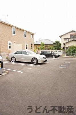 駐車場　うどん県のお部屋探しはうどん不動産へ うどんちゃんとLINE